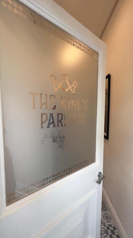 Apartmán The King'S Parlour Whitehead Exteriér fotografie